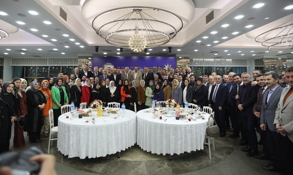 Yeni Değil Yine Sahadayız