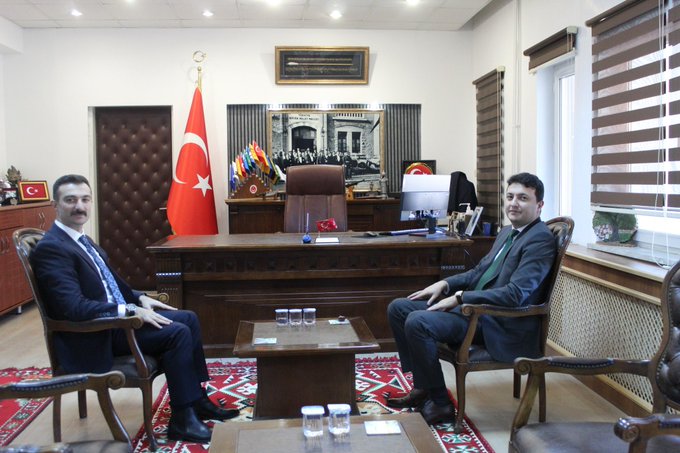 Pamukova Kaymakamı Gürsel Temur Taraklı Kaymakamı Burak Serttaş’ı ziyaret etti