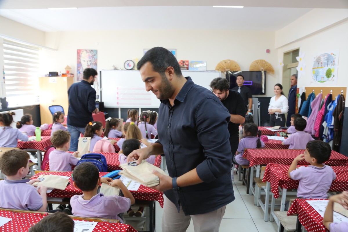 Serdivan’da öğrencilere kırtasiye seti hediye edildi