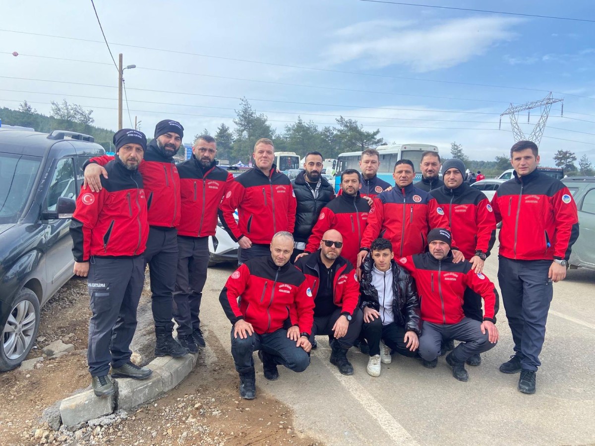 Büyükşehir itfaiyesi asrın felaketinde nefes olduğu  vatandaşlarla buluştu