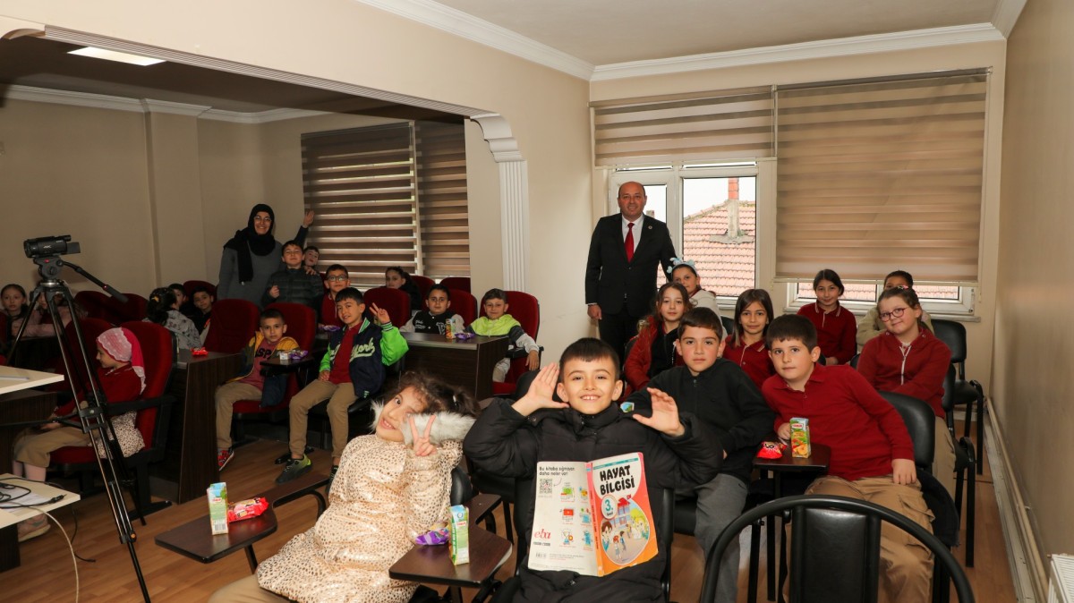 FERİZLİ BELEDİYE BAŞKANI ATA, MİNİK ÖĞRENCİLERLE BULUŞTU