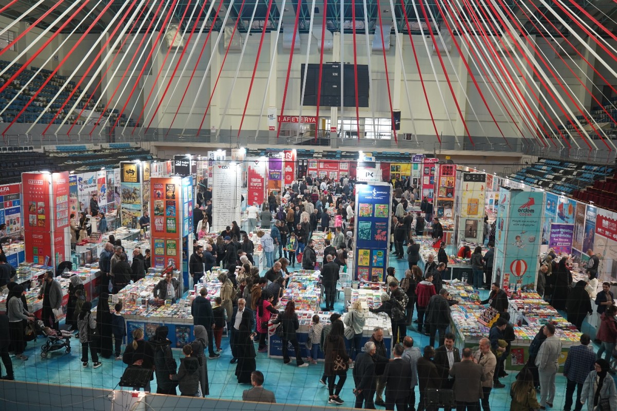 Serdivan 1. Kitap Fuarı Büyük İlgi Görüyor