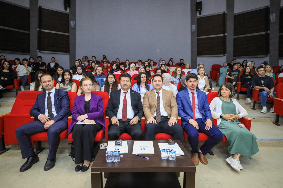 Yenilikçi sağlık uygulamaları sempozyumda ele alındı