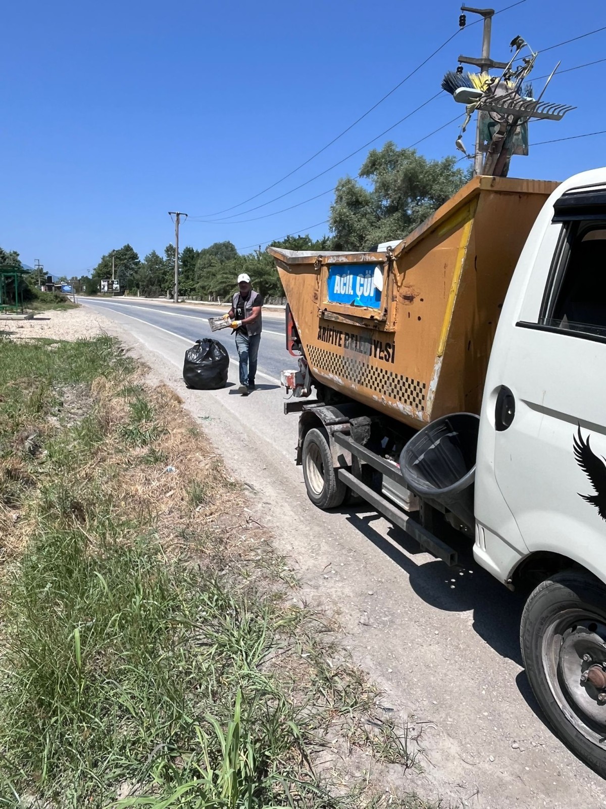 Arifiye Belediyesi Gölbaşı Yolunda Mıntıka Temizliği Gerçekleştiriliyor