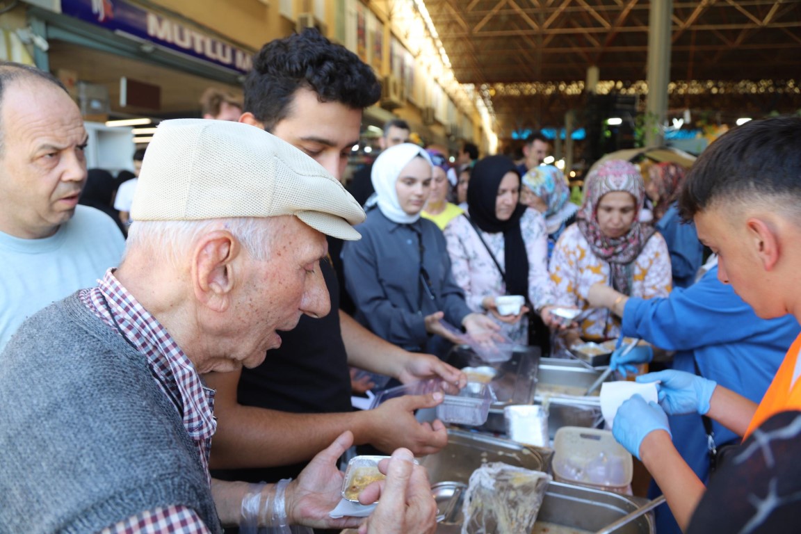 BAŞKAN İRFAN PÜSKÜLLÜ’DEN VATANDAŞLARA AŞURE İKRAMI