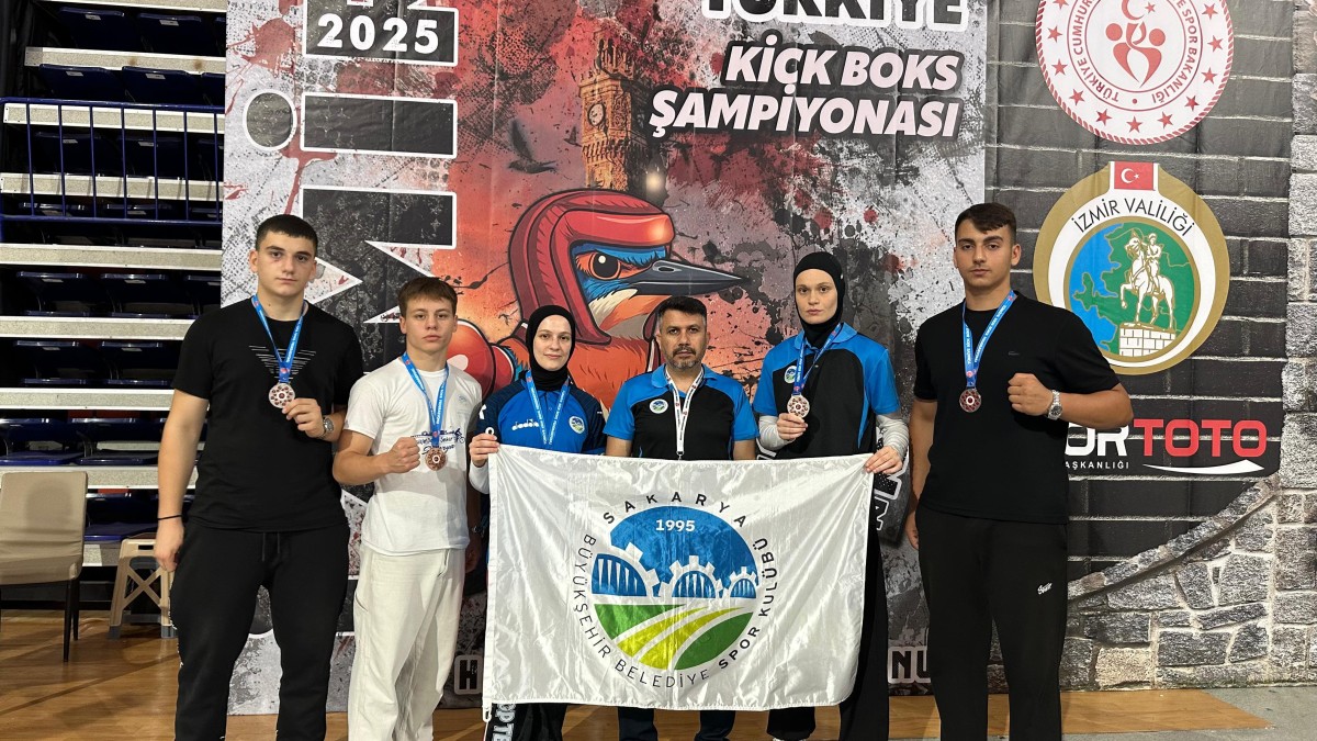 Büyükşehir Kick Boks sporcularından İzmir’de madalya yağmuru