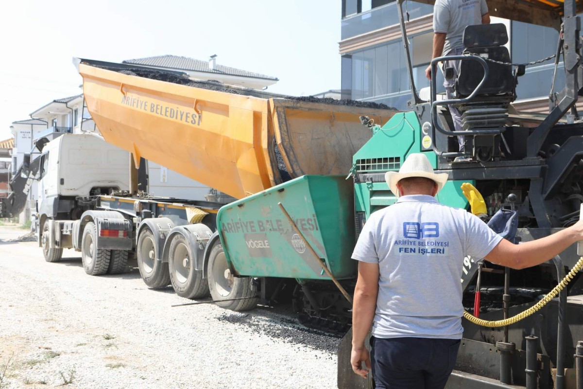 Arifiye Belediyesi Hanlıköy Mahallesi’nde Asfalt Çalışmalarına Başladı