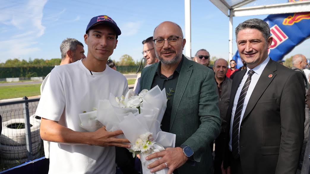 Dünya Şampiyonu Razgatlıoğlu Çiçeklerle Karşılandı
