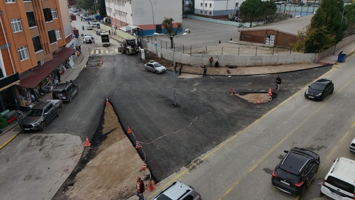 Ferizli'de Cumhuriyet Caddesi İle Şehit Hakan Bayram Caddesi Kesişimi Yenilendi