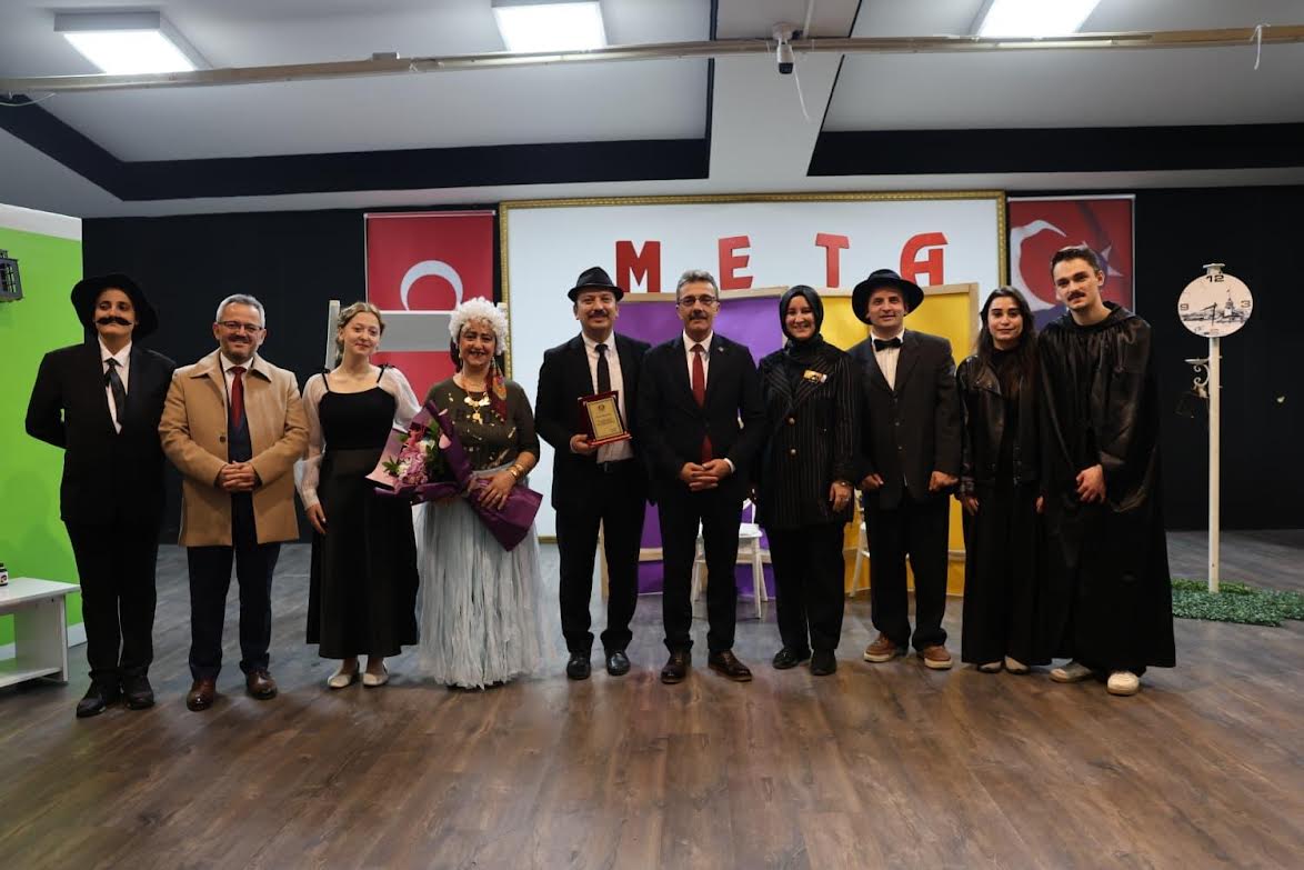 “Fadıl & Faik Yanlış Anlama” Tiyatro Gösterisi Erenler'de Büyük İlgi Gördü
