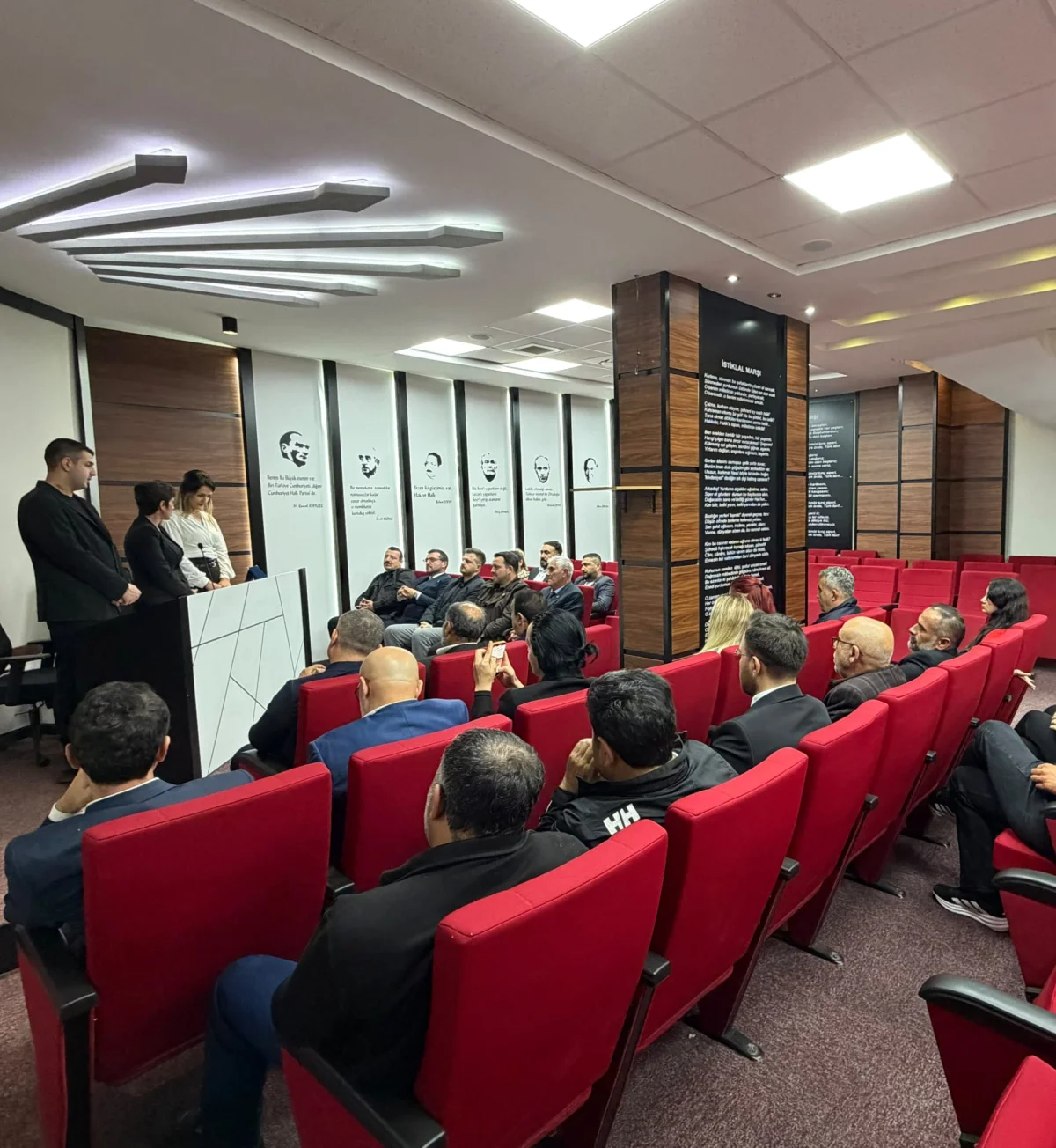 CHP Sakarya’dan 30 Yıllık Parti Emekçilerine 103. Yıl Onur Plaketi
