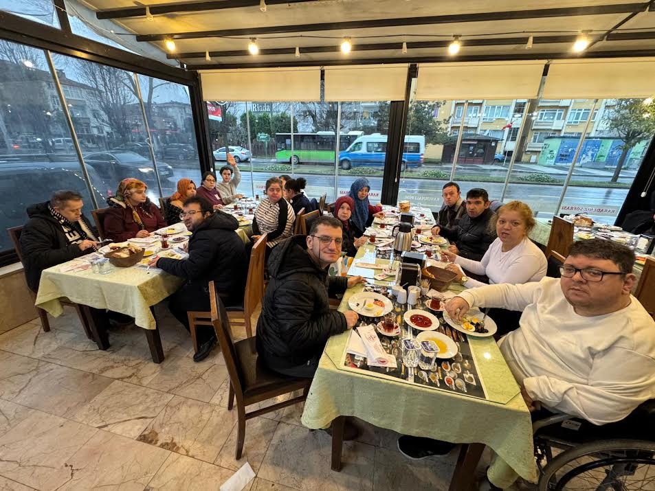 Sakarya Trabzonlular Derneği Özel Bireylere Kahvaltı Verdi