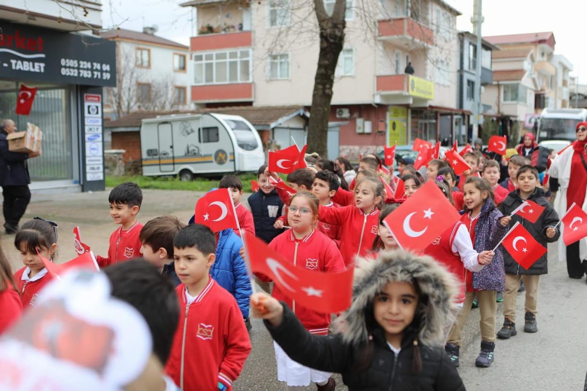 Arifiye’de Bayrak Sevgisi Yürüyüşle Pekiştirildi