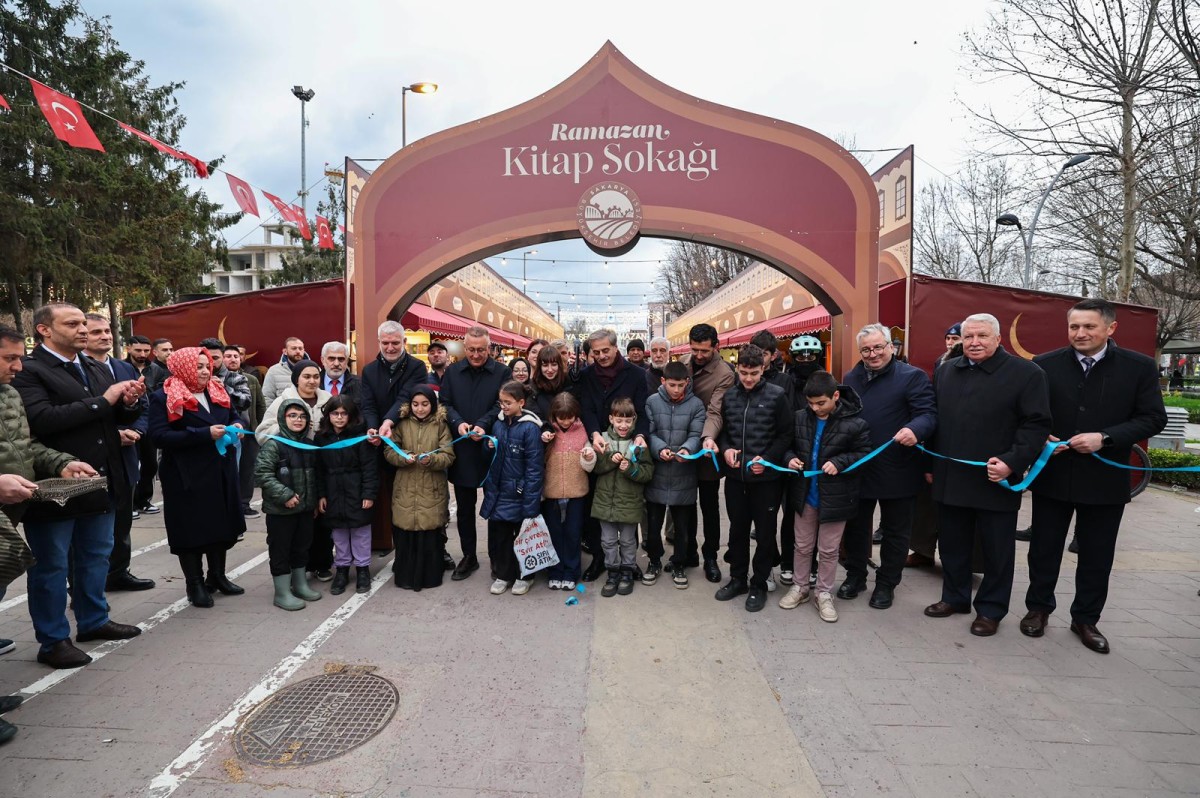 Büyükşehir’in Geleneği Kitap Sokağı Kapılarını Açtı