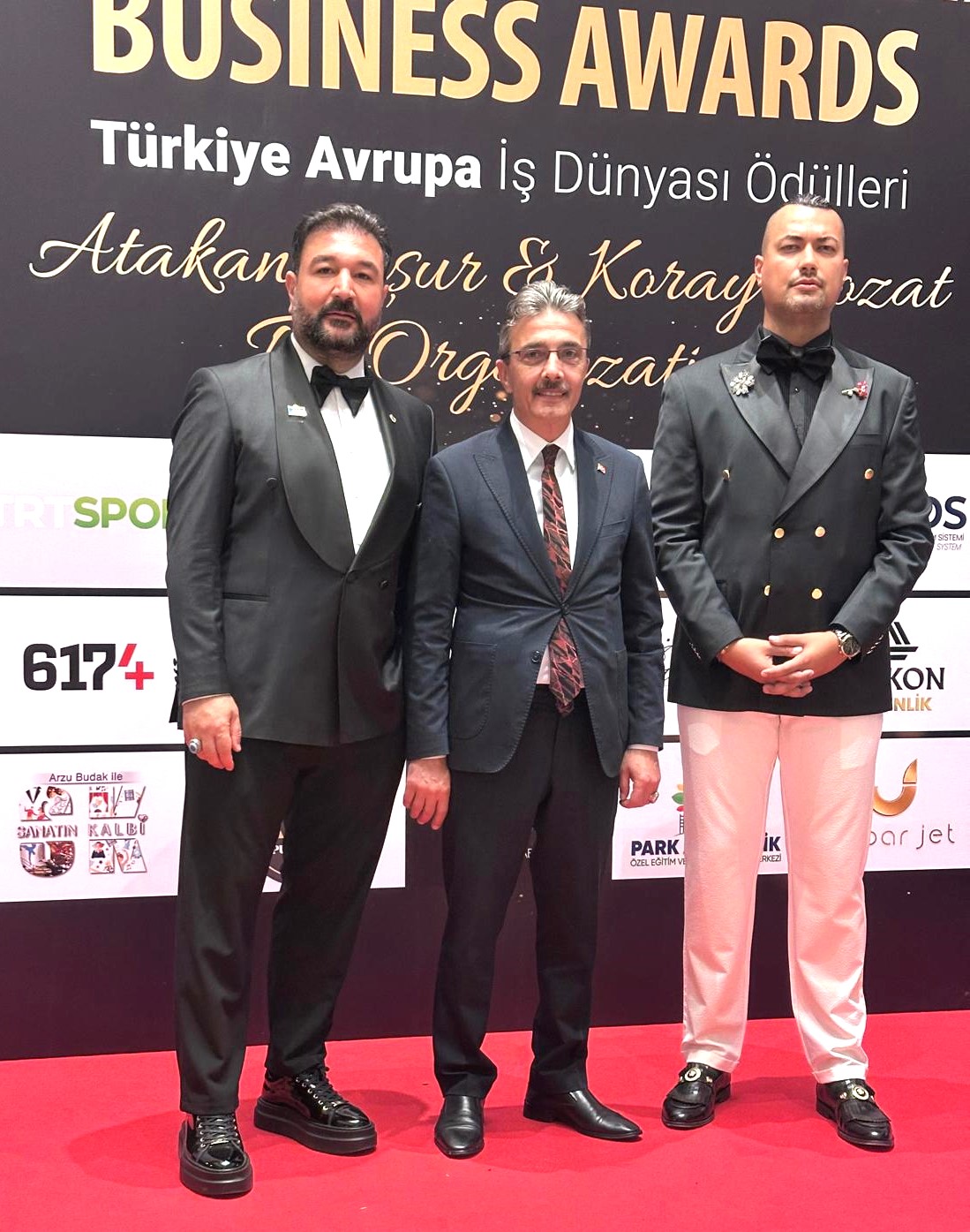 BAŞKAN ŞENOL DİNÇ’E HİZMET BAŞARI ÖDÜLÜ