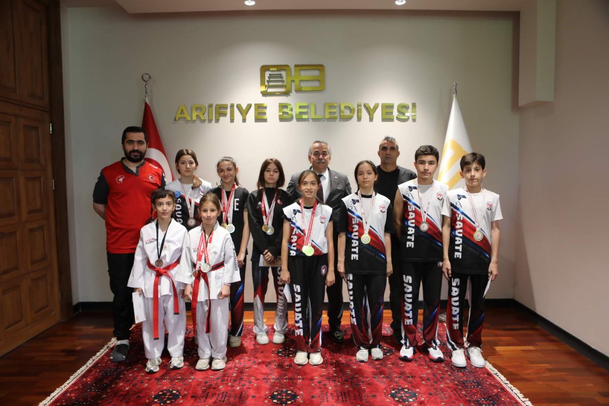 Şampiyon Sporcular Başkan Karakullukçu’yu Ziyaret Etti