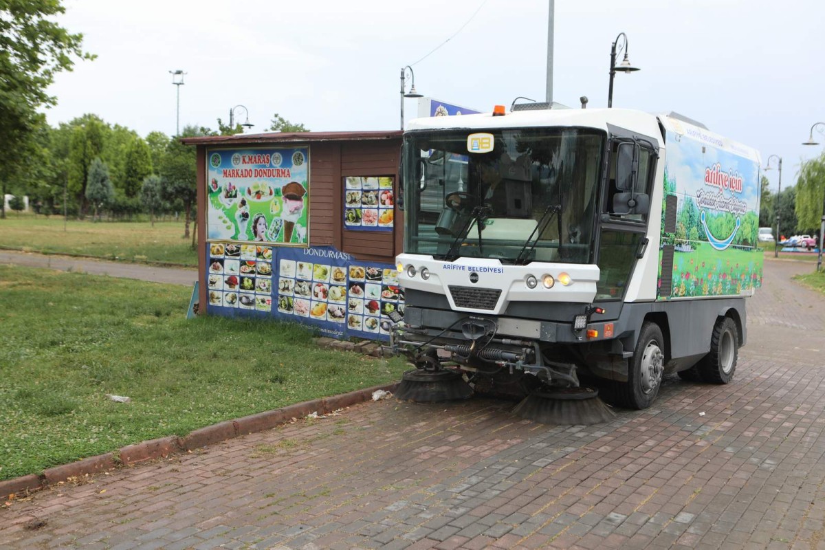 Arifiye Belediyesinden Gölbaşı Park’ta Temizlik Çalışması