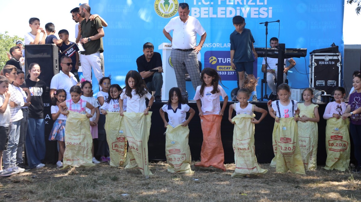 Ferizli'de Yüzlerce Uçurtma Gökyüzünü Renklendirdi