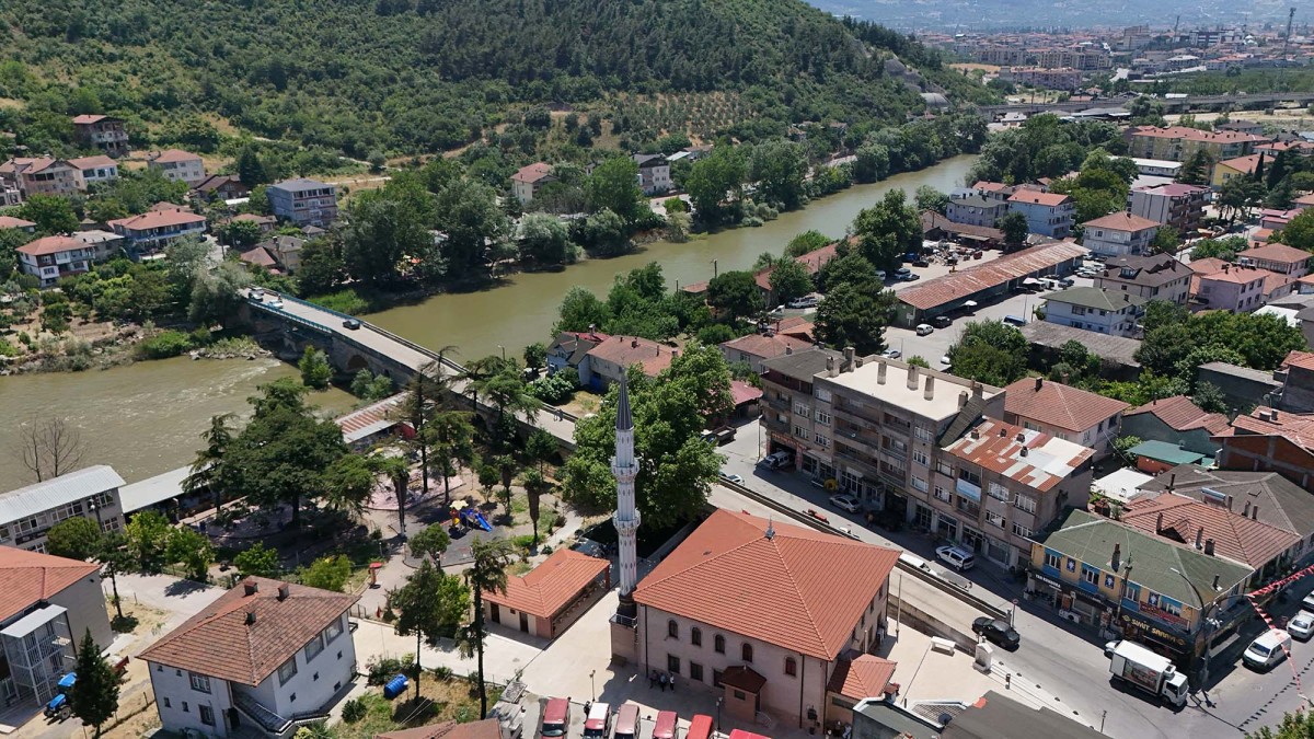 Alifuatpaşa Merkez Camii'nin çevresi yepyeni bir görünüme kavuştu