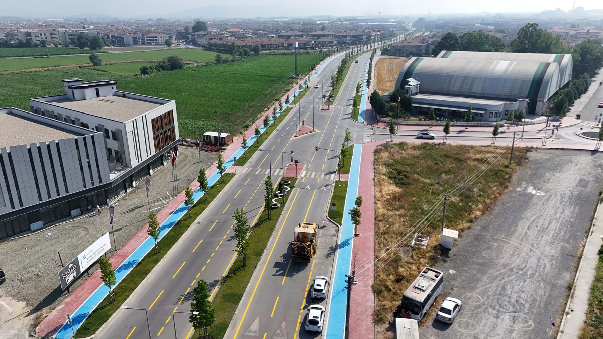 Büyükşehir, yol çizgilerini yenileyerek güvenli ulaşımı güçlendiriyor