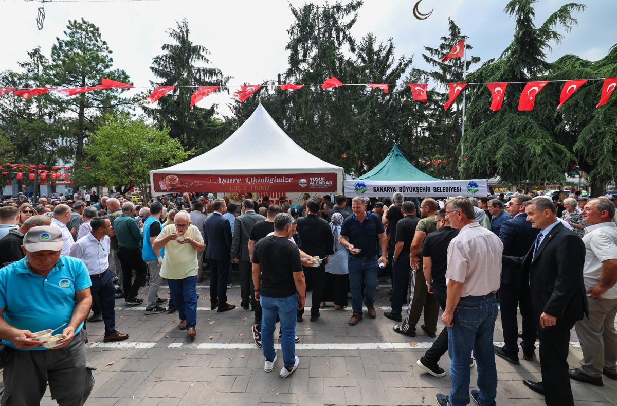 Muharrem ayının bereketi Büyükşehir’in aşure ikramıyla paylaşıldı