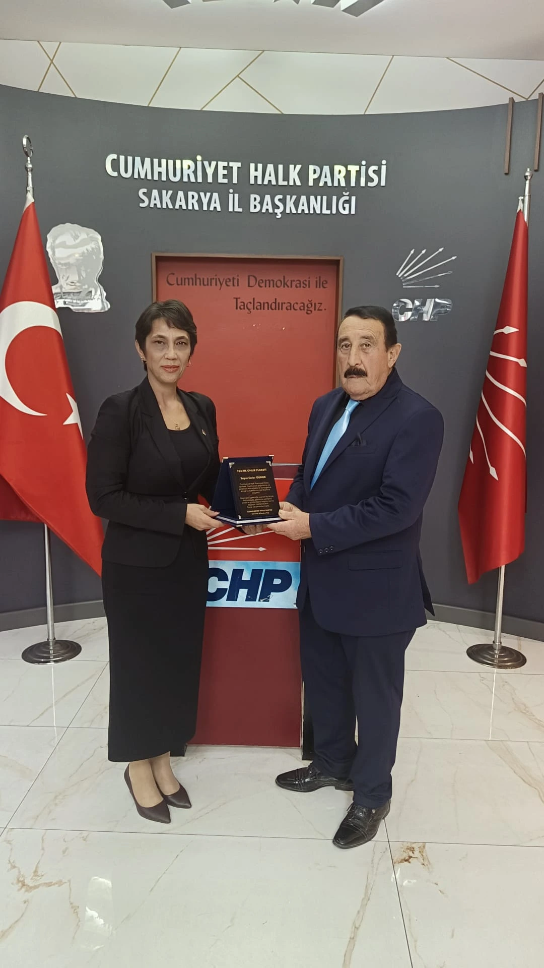 CHP Sakarya’dan 30 Yıllık Parti Emekçilerine 103. Yıl Onur Plaketi