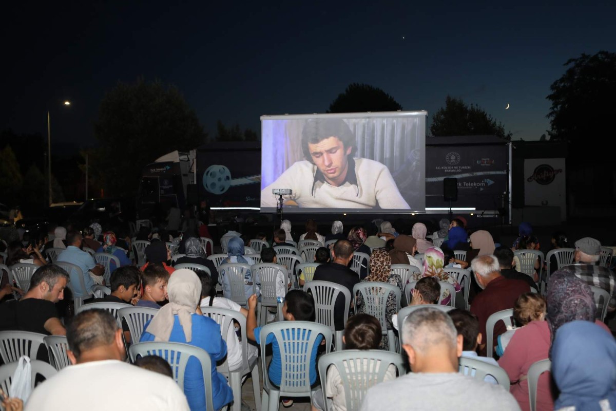 Arifiye'de Açık Hava Sineması ve Konser ile Yaz Akşamına Renkli Buluşma